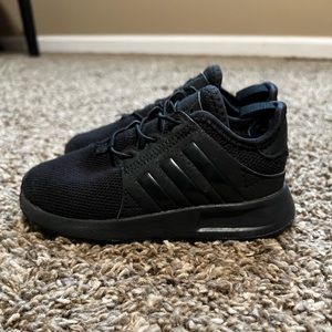 Like new size 9 toddler boys Adidas tennis shoe.